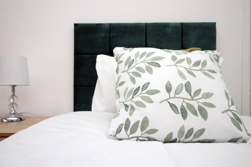 Holiday House For 7 Guests, Free Wi-Fi & Self Check-In Explore Newport Villa Ngoại thất bức ảnh