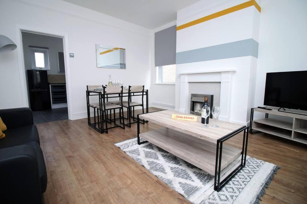 Holiday House For 7 Guests, Free Wi-Fi & Self Check-In Explore Newport Villa Ngoại thất bức ảnh